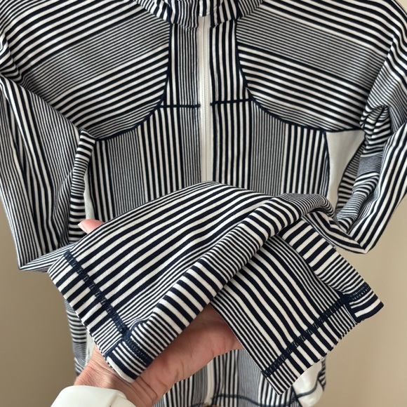 Lululemon Forme Jacket Luon Fabric in Inkwell Blue & White Stripes Size 8 - Picture 4 of 9